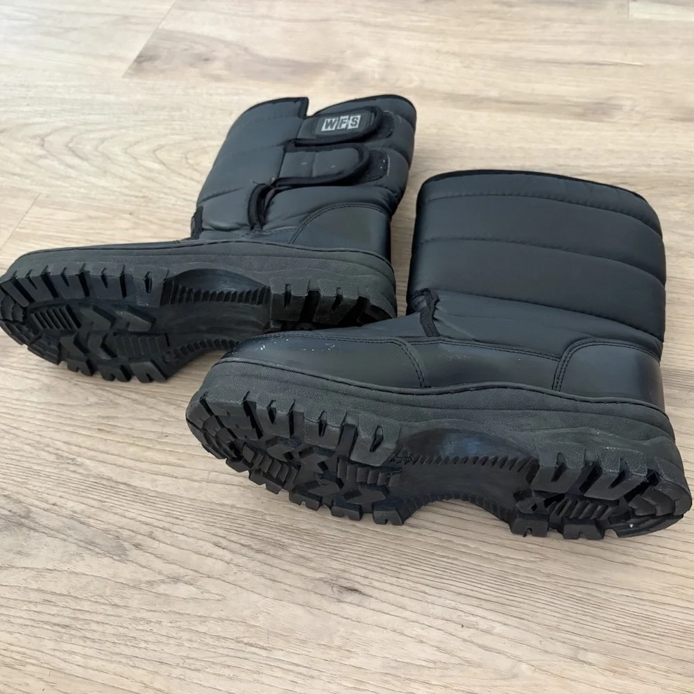WFS Black Winter Boots size 7 Straps  new condition world famous sports